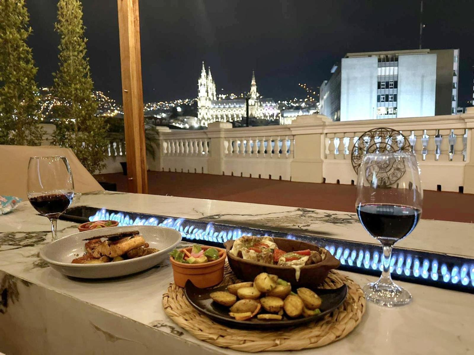 Casona 1914 Quito - Gothic Cathedral View Rooftop المظهر الخارجي الصورة